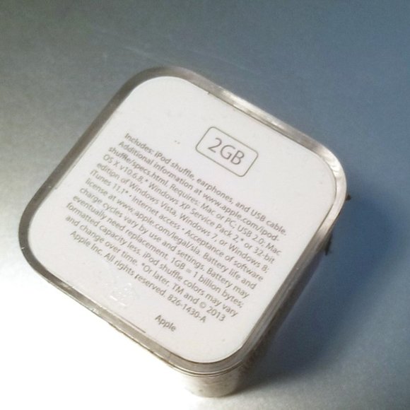 Apple iPod Shuffle 2GB 4th Generation Blue - Picture 3 of 3